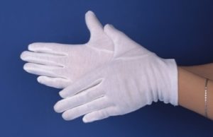 Sử dụng găng tay trong phòng sạch